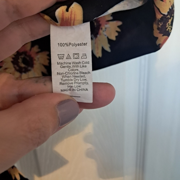 💰Sunflower Print Black Crop Top - Picture 6 of 7